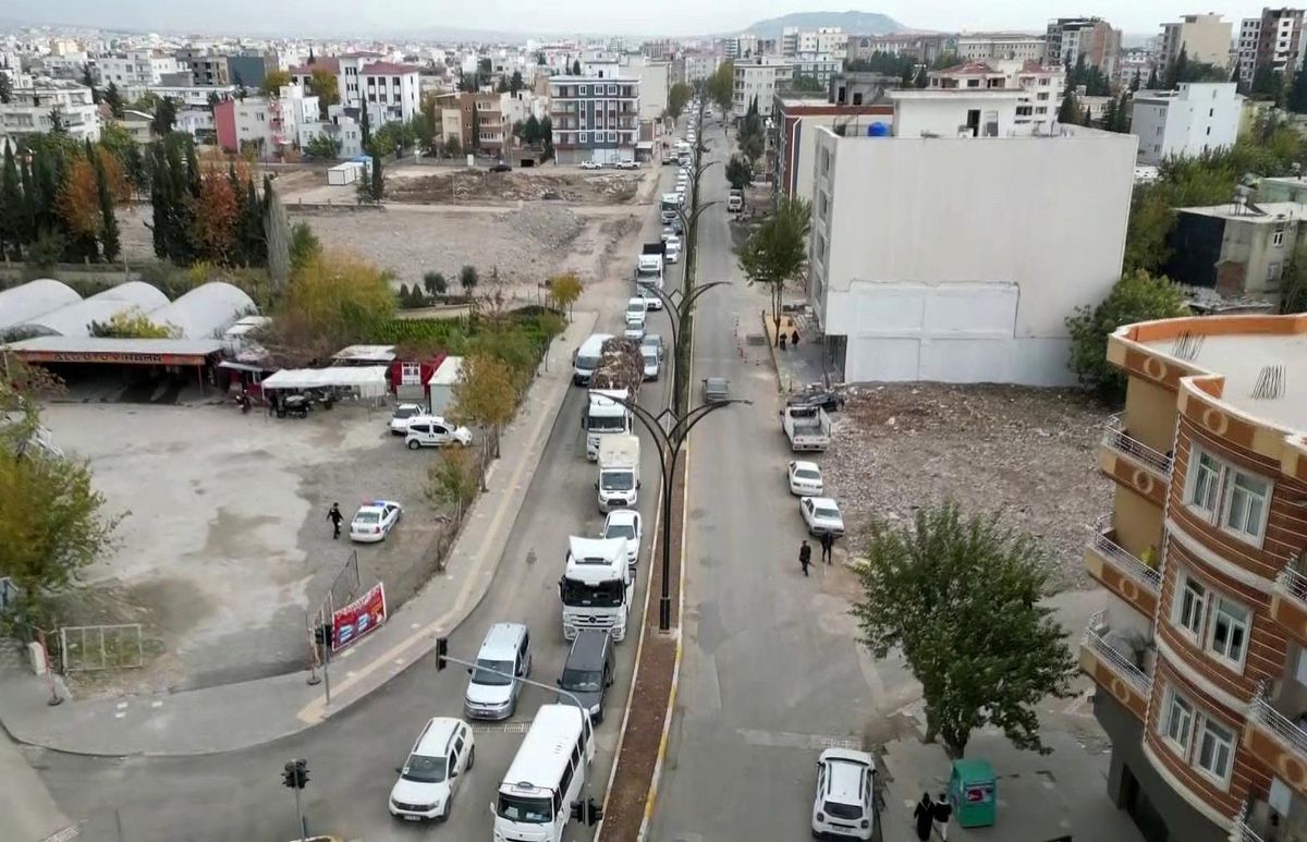 Adıyaman'da Hasarlı Bina Yıkımı Trafik Yoğunluğuna Neden Oldu
