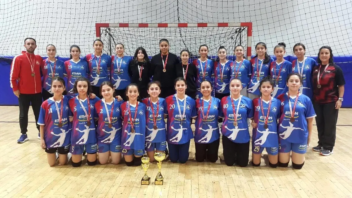 Esan Akü Hentbol Kız Takımı Başarılarla Dolu Bir Sezonu Geride Bıraktı