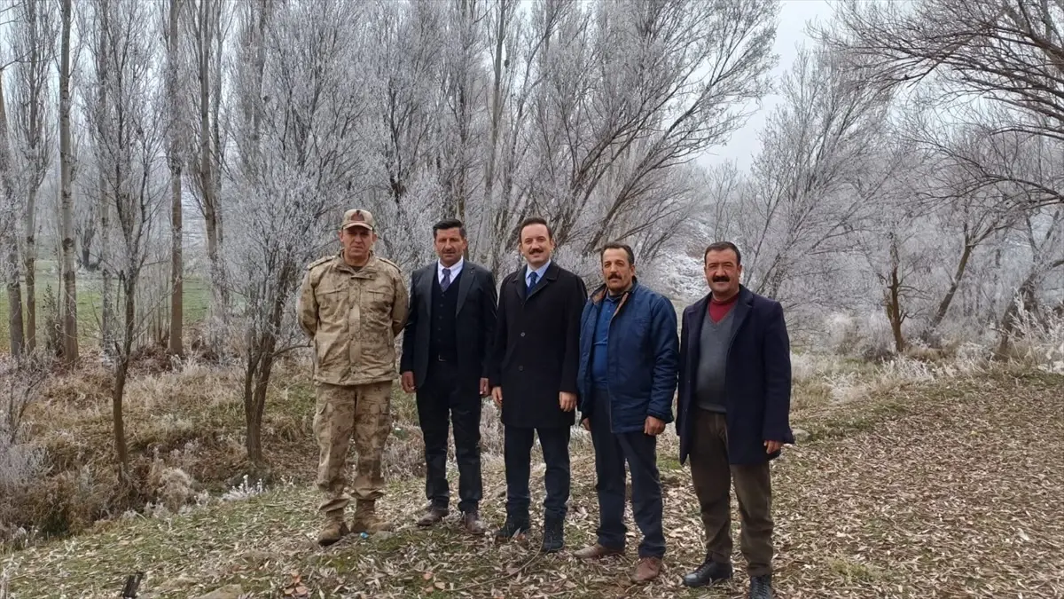 Muş Kaymakamı Göksu Bayram, ağır kış şartlarına rağmen köyleri gezerek vatandaşlarla bir araya geliyor
