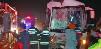 Manisa'da servis midibüsü ile tır çarpıştı: 12 yaralı