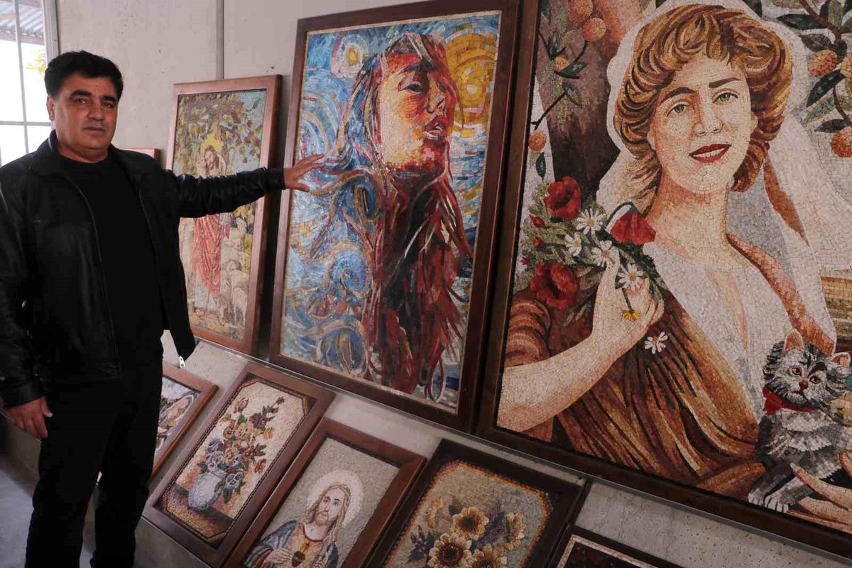 Suriyeli Mozaik Ustası Türkiye'de İşlerini Geliştiriyor