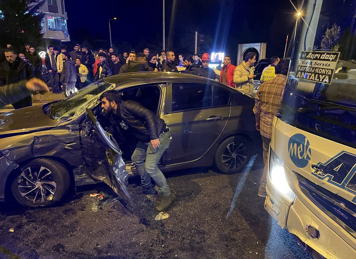 Nevşehir'de Yolcu Otobüsü ile Otomobil Çarpıştı: 1 Yaralı