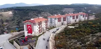 Orhaneli'de TOKİ hak sahiplerine anahtarları teslim edildi