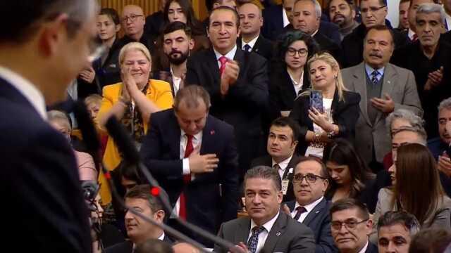 Özel'den Kılıçdaroğlu'nu kızdıracak hareket! Partiye geri dönen Tanju Özcan'ı ayakta alkışlattı