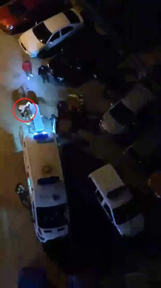 Öldürdüğü kız arkadaşı ambulansa taşınırken erkek arkadaşının 'Sibel'im yaşasın' diyerek feryat ettiği görüntüler ortaya çıktı Öldürdüğü kız arkadaşı ambulansa taşınırken erkek arkadaşının 'Sibel'im yaşasın' diyerek feryat ettiği görüntüler ortaya çıktı