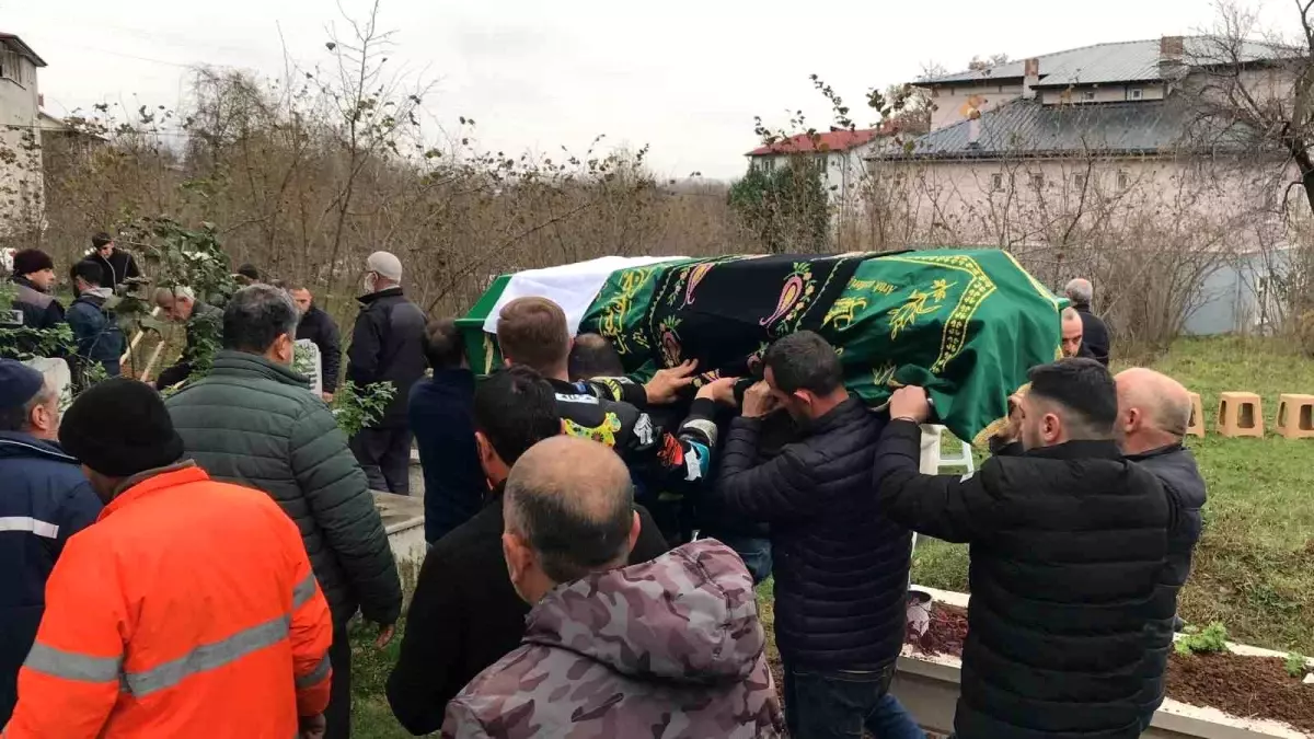 Edirne'de Tır Sırasını Sollayan Meslektaşıyla Tartışırken Hayatını Kaybeden Raim Abasıyanık Toprağa Verildi