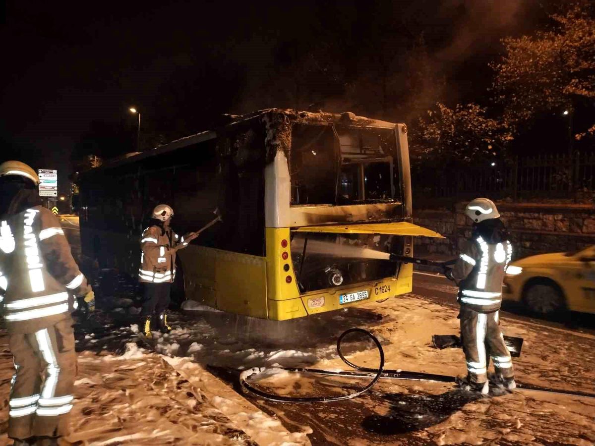 Üsküdar'da İETT Otobüsü Motor Kısmından Alev Aldı
