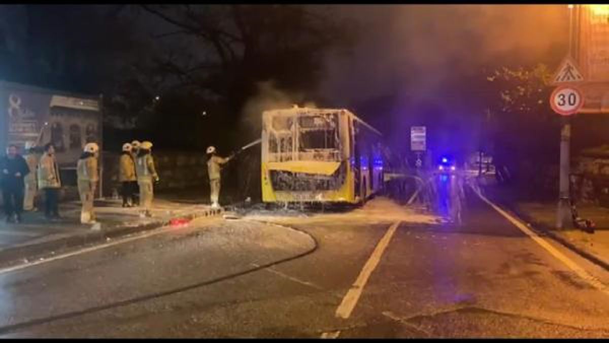 Üsküdar'da İETT Otobüsü Motor Kısmından Yanmaya Başladı