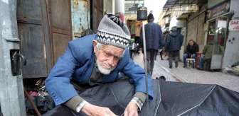 Samsun'da 94 yaşındaki şemsiye tamircisi büyük ilgi görüyor
