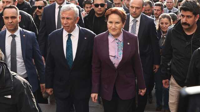 Akşener, Mansur Yavaş'ı mı hedef aldı? Kürsüde okuduğu şiir salonu ayağa kaldırdı Akşener, Mansur Yavaş'ı mı hedef aldı? Kürsüde okuduğu şiir salonu ayağa kaldırdı