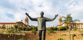 Güney Afrika'nın Eski Devlet Başkanı Nelson Mandela Hayatını Kaybetti