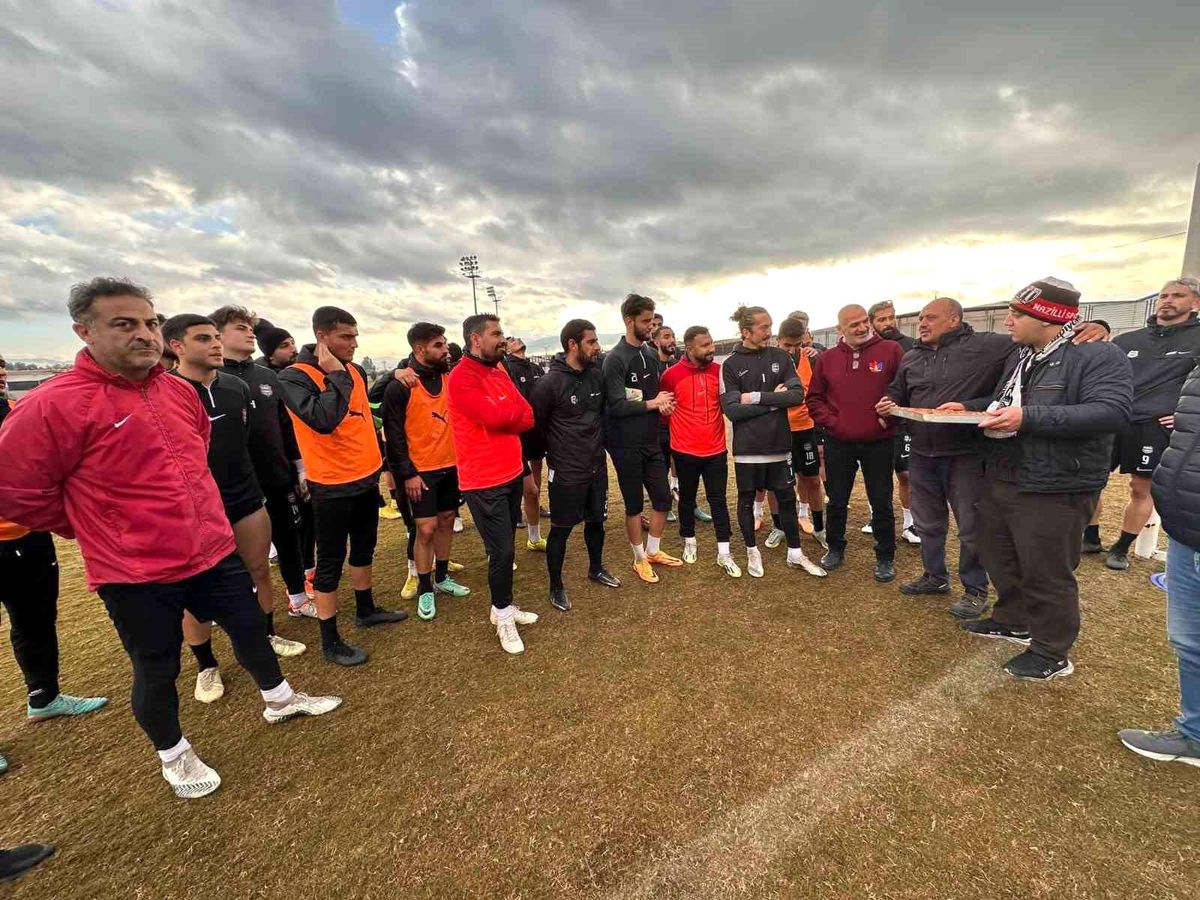 Nazilli Belediyespor'a Taraftar Grubundan Baklava İkramı