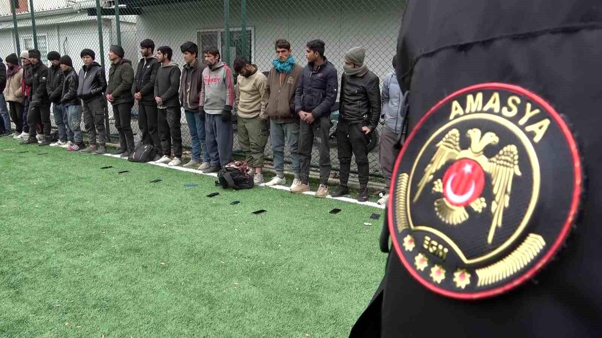 Amasya'da İran plakalı tırda 62 düzensiz göçmen yakalandı