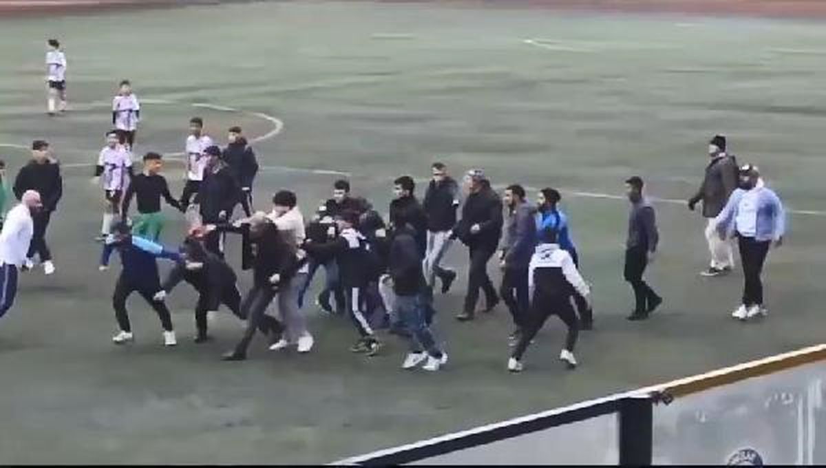 U-14 Amatör Lig Maçında Teknik Direktörün Tokat Atmasıyla Kavga Çıktı