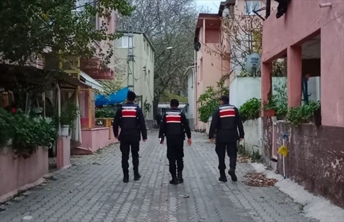 Balıkesir'de Jandarma Ekipleri Huzurlu Sokaklar ve Narkotik Suçlar Uygulaması Yaptı