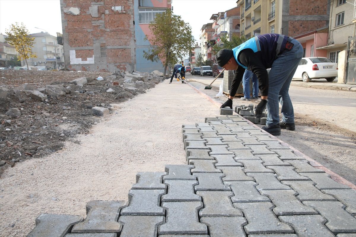 Battalgazi'de deprem sonrası kaldırım ve kilit taşı döşeme çalışmaları başladı