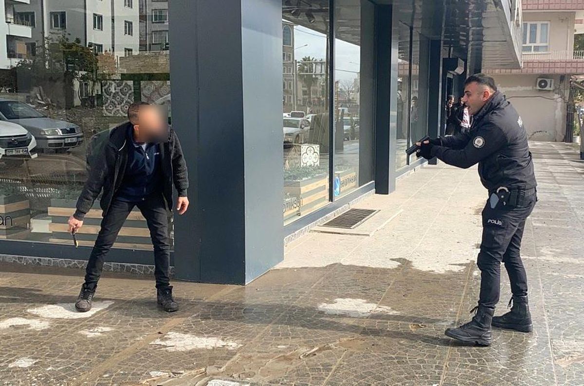 Adıyaman'da Maket Bıçaklı Saldırgan Polis Tarafından Etkisiz Hale Getirildi