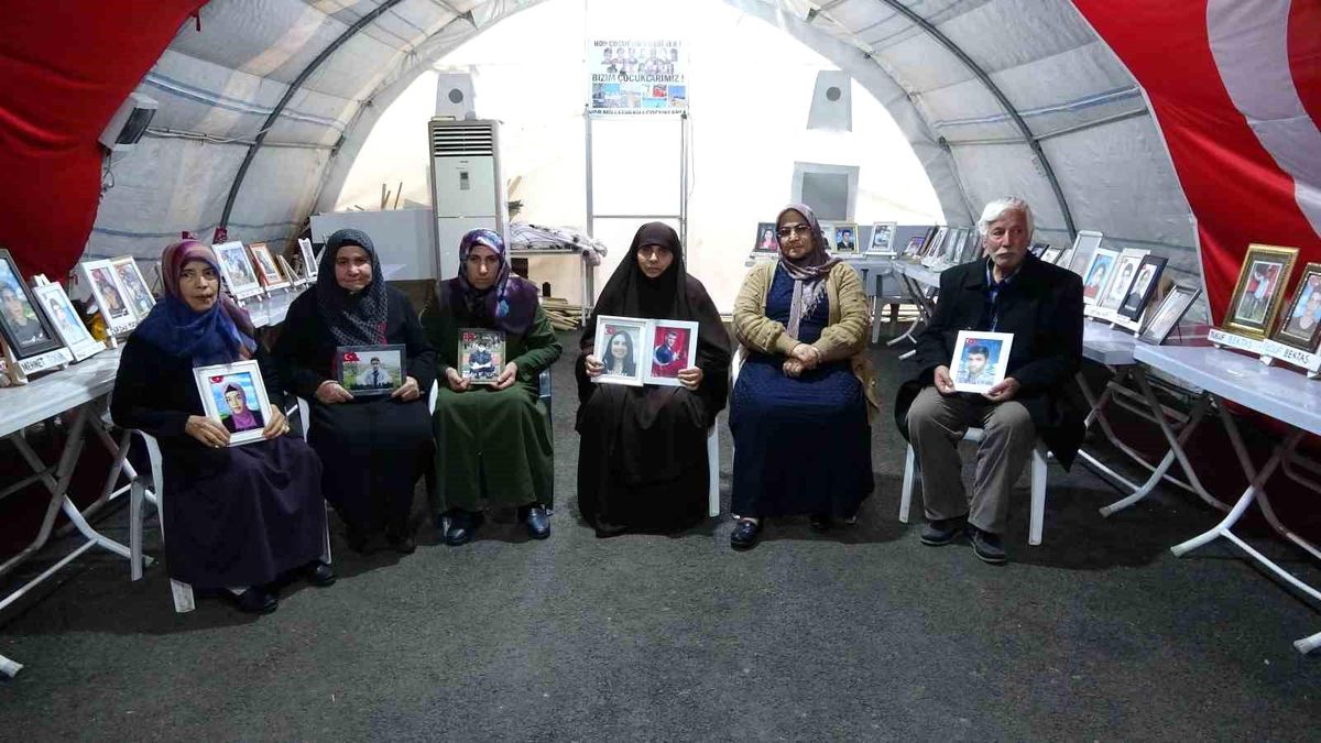 Diyarbakır'da evlat nöbetini sürdüren aileler, Ankara'da HDP Genel Merkezi önünde kızı Şeyma için nöbete başlayan Nazlı Sancar'a destekte bulundu