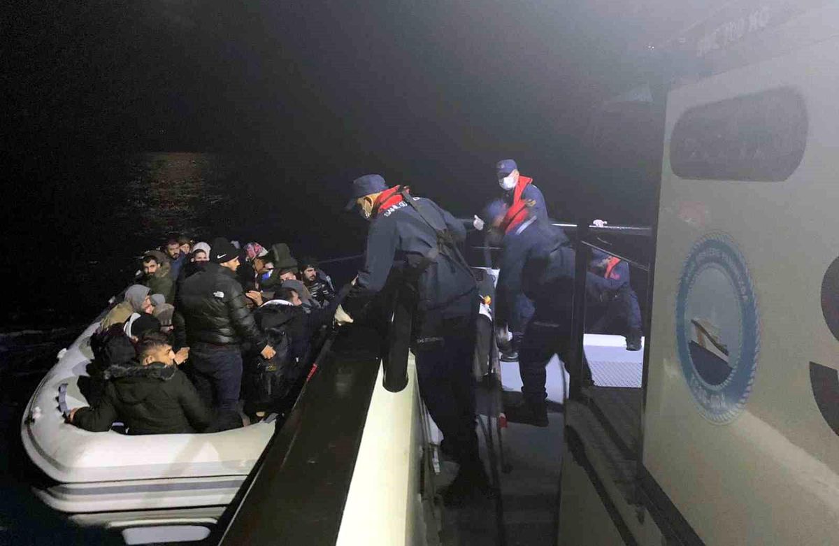 Fethiye'de Arızalanan Lastik Botla Kaçmaya Çalışan 33 Düzensiz Göçmen Yakalandı