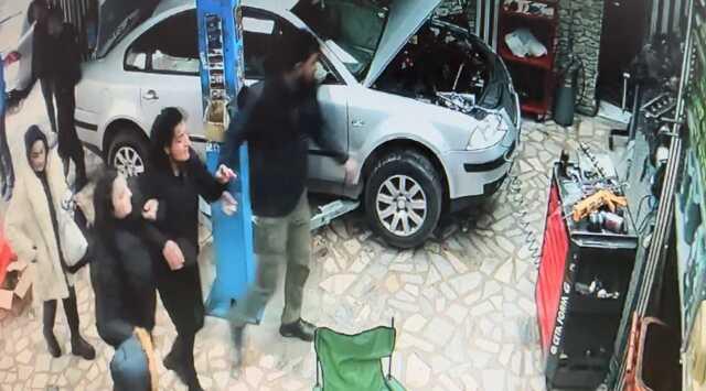 İETT Otobüsünde Yer Vermeme Tartışması Biber Gazıyla Sonuçlandı İETT Otobüsünde Yer Vermeme Tartışması Biber Gazıyla Sonuçlandı