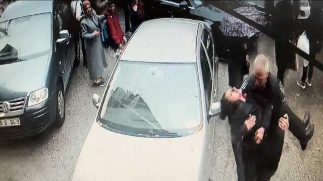 İETT Otobüsünde Yer Vermeme Tartışması Biber Gazıyla Sonuçlandı İETT Otobüsünde Yer Vermeme Tartışması Biber Gazıyla Sonuçlandı