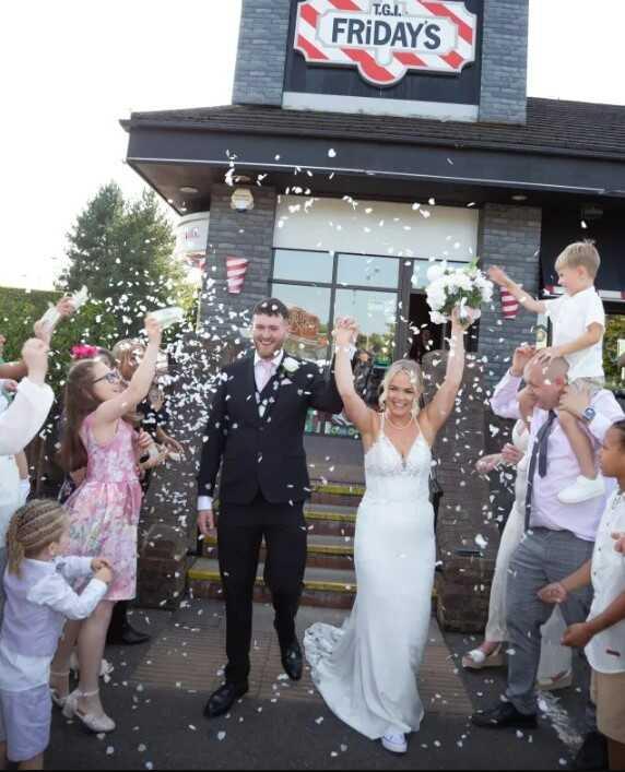 İngiliz gelin ve damat sadece 1500 sterlin harcayarak evlendi İngiliz gelin ve damat sadece 1500 sterlin harcayarak evlendi