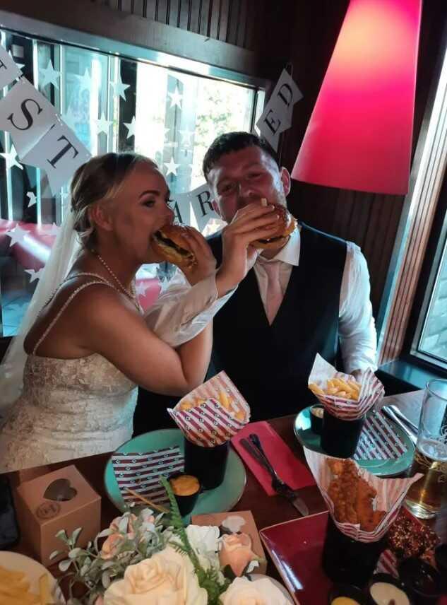 İngiliz gelin ve damat sadece 1500 sterlin harcayarak evlendi İngiliz gelin ve damat sadece 1500 sterlin harcayarak evlendi