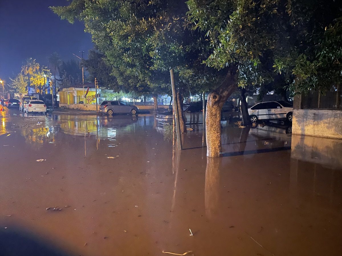 İskenderun'da Sağanak Yağış Hayatı Olumsuz Etkiledi