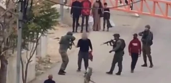 İsrail askeri Batı Şeria'da kimliği olmadığı gerekçesi ile Filistinli zihinsel engelli adamı bacağında vurarak yaraladı