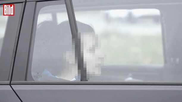 Kocasını yatağa kelepçeleyip evi ateşe verdi! Adam yatakla birlikte kendini balkona attı