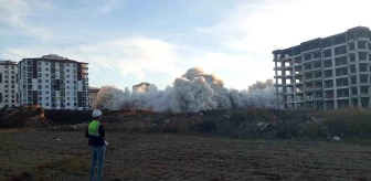 Malatya'da ağır hasarlı binaların yıkımına ara verildi