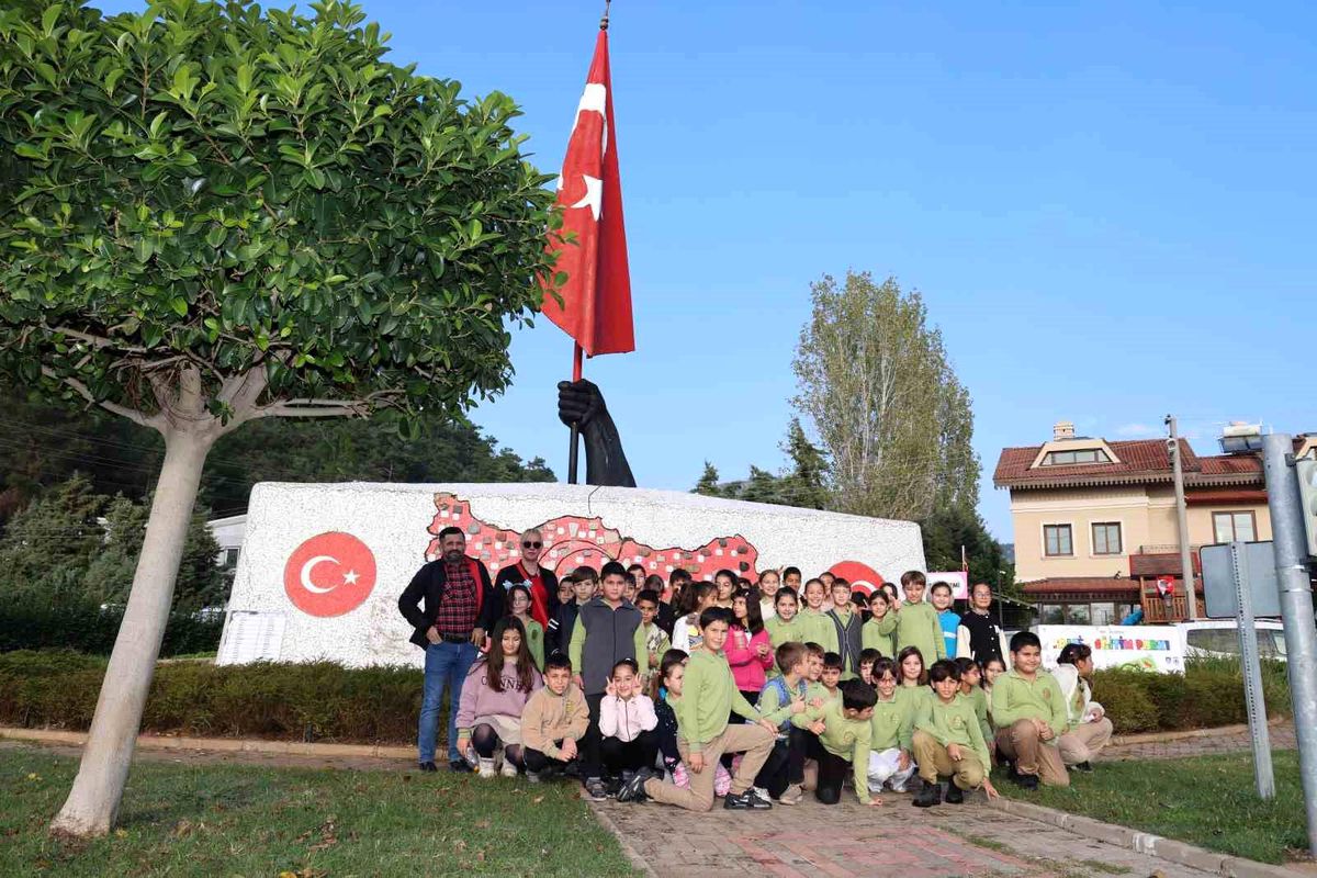 Marmaris'te öğrencilere trafik eğitimi verildi
