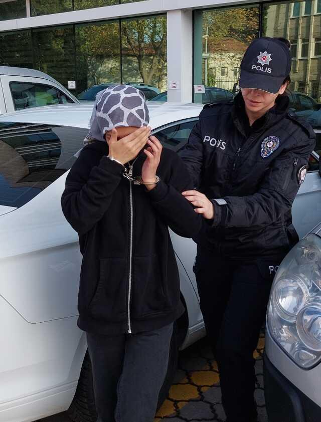 Minibüsteki kavga oyun çıktı! Samsun'da yabancı uyruklu çift, genç kızı bıçakla yaralayıp çantasını çaldı Minibüsteki kavga oyun çıktı! Samsun'da yabancı uyruklu çift, genç kızı bıçakla yaralayıp çantasını çaldı