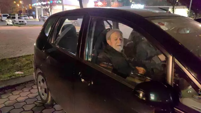 81 yaşındaki nafaka borcunu ödeyemediği için tutuklanan adam: 'Oysa ben nafakayı ödemiştim, yanlışlıkla başka hesaba göndermişim' 81 yaşındaki nafaka borcunu ödeyemediği için tutuklanan adam: 'Oysa ben nafakayı ödemiştim, yanlışlıkla başka hesaba göndermişim'