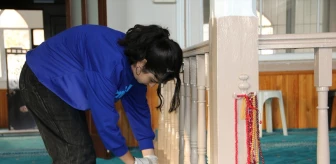 Aydın'da Gençler Dünya Gönüllüler Günü'nde Cami Temizliği Yaptı