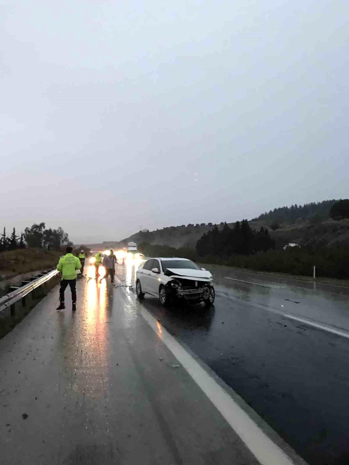 Hatay'ın Erzin ilçesinde bariyerlere çarpan otomobilin sürücüsü yaralandı