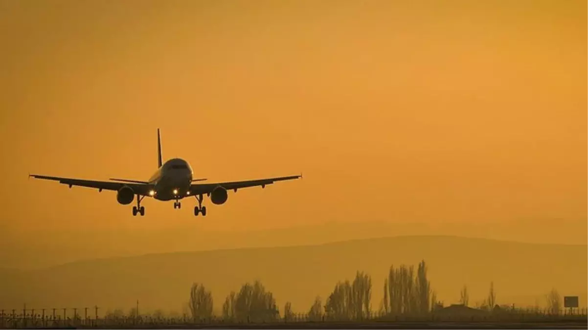 Pilot, yolcu olarak bindiği uçağın motorunu durdurmaya çalıştı