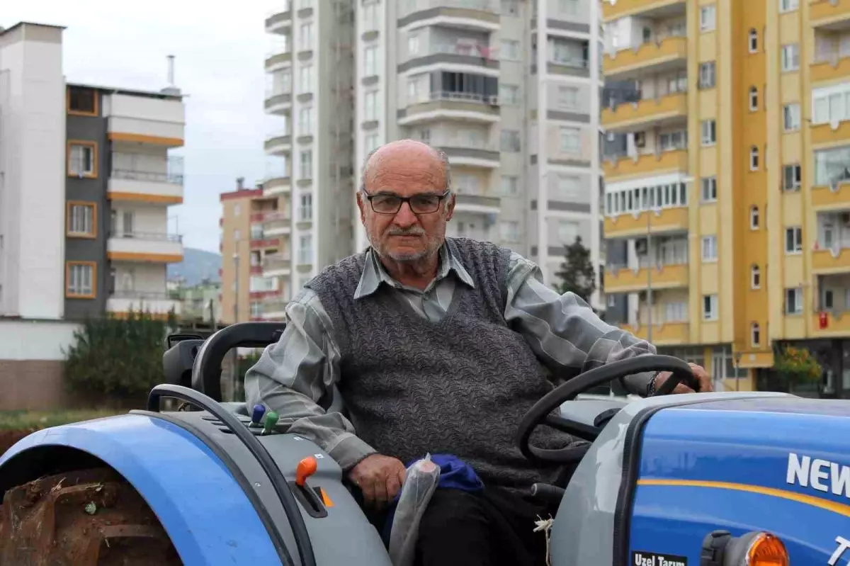 Tarımı milyonlara değişmiyor: Binaların arasında kalan tarlasında üretim yapıyor