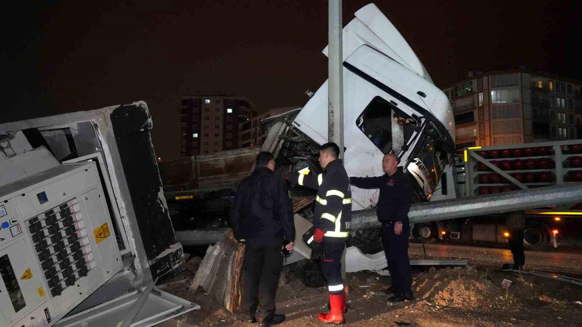 Kırıkkale'de Trafo Yüklü Tırın Aydınlatma Direğine Çarpması Sonucu Baba ve Oğul Yaralandı