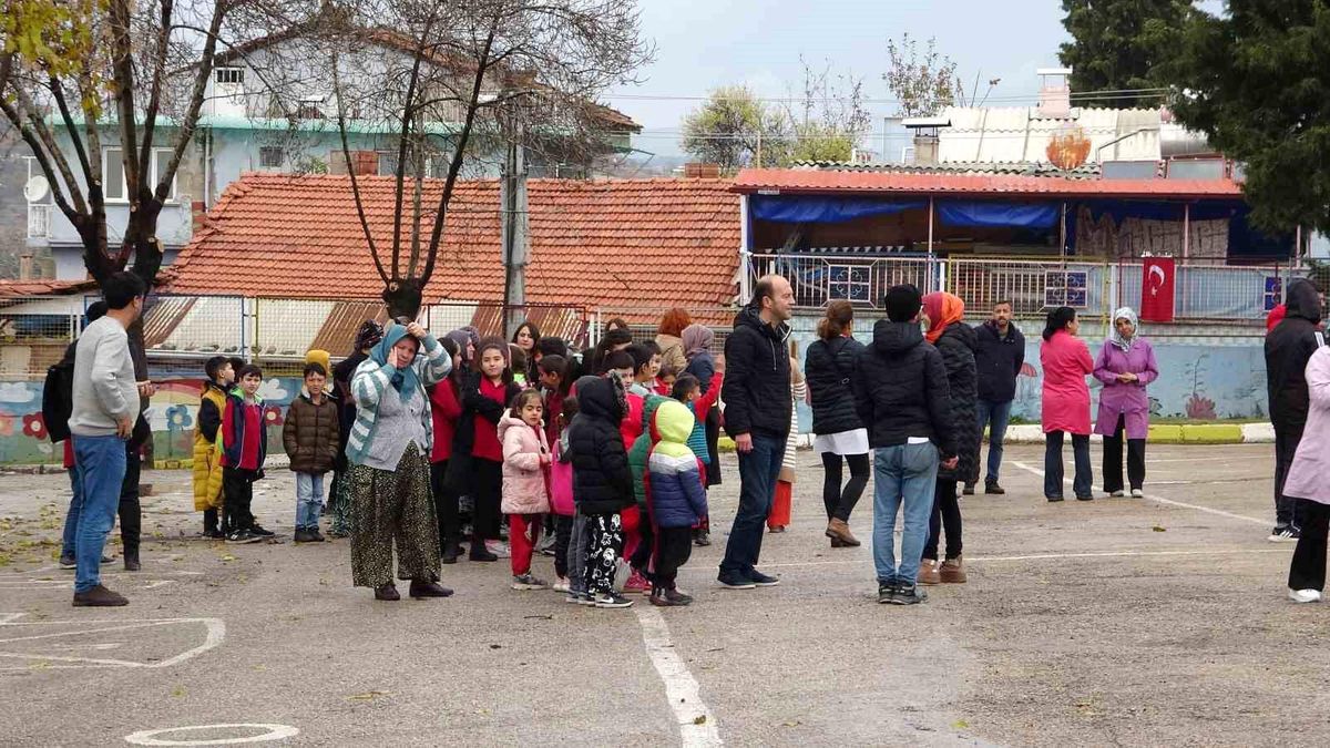 Uşak'ta Okulda Çıkan Yangın Sonucu Öğrenciler Tahliye Edildi