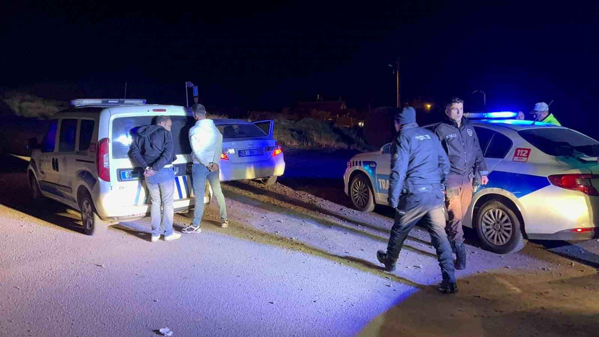 Uyuşturucu Bulundurmak ve Ticaretini Yapan Şahıslar Polisten Kaçtı