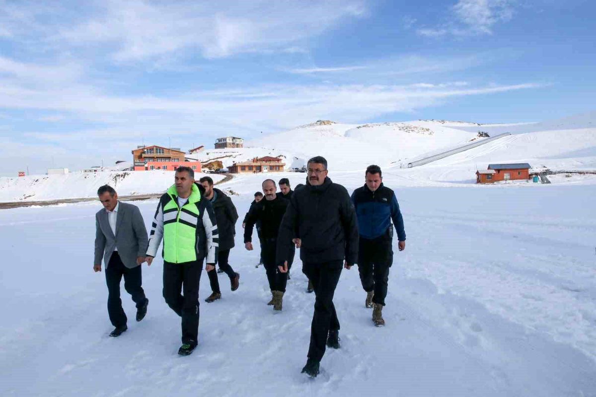 Hakkari Valisi ve Belediye Başkan Vekili Ali Çelik, Yatırımcıları ve Kayak Severleri Mergabütan Kayak Merkezine Davet Etti