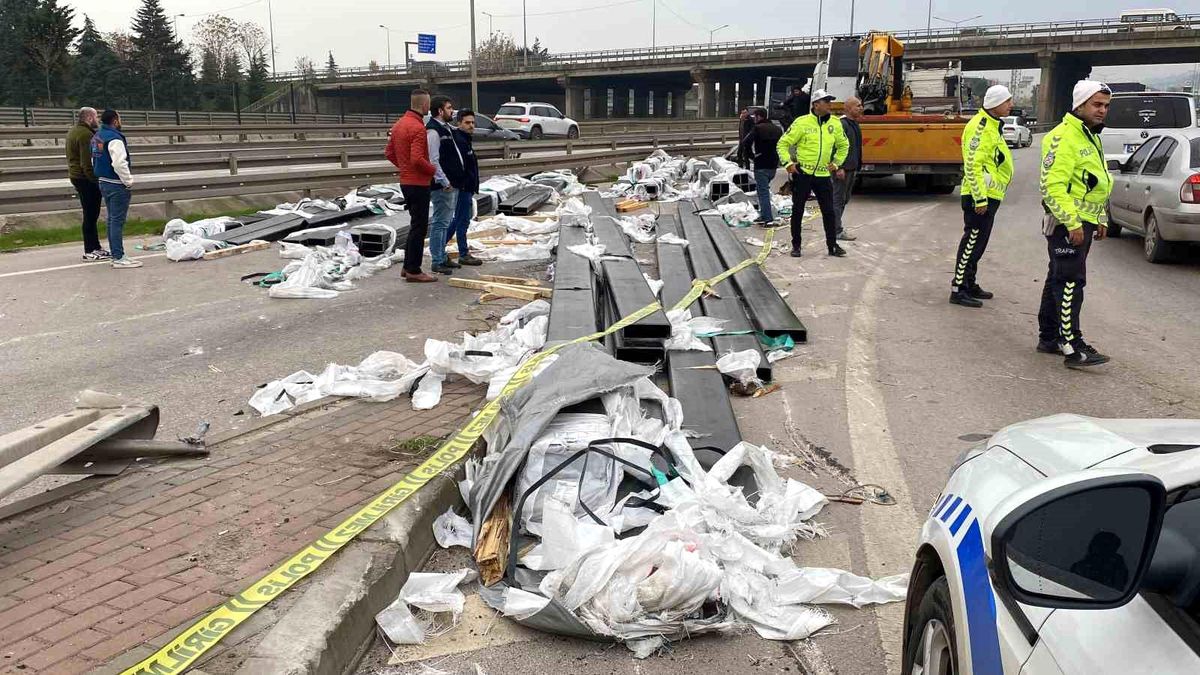 İzmit'te tır kazası: Yola demir profiller savruldu