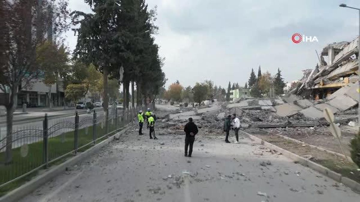 Ağır hasarlı bina Adıyaman'da kara yoluna yıkıldı