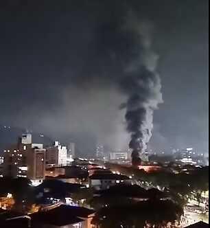 111 yıllık tarihinde ilk kez alt lige düşen Brezilya'nın Santos takımının taraftarları futbolcuların araçlarını ve otobüsleri ateşe verdi 111 yıllık tarihinde ilk kez alt lige düşen Brezilya'nın Santos takımının taraftarları futbolcuların araçlarını ve otobüsleri ateşe verdi