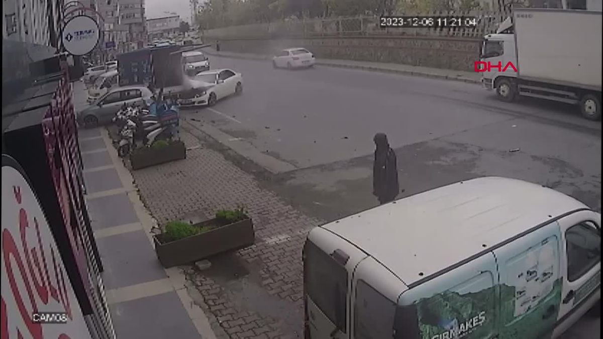 Başakşehir'de trafik kazası: Otomobil kamyonete çarptı, 2 motosiklet zarar gördü