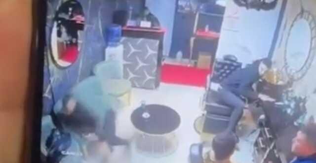 Berberde sıra beklerken husumetlisi tarafından tabancayla vuruldu Berberde sıra beklerken husumetlisi tarafından tabancayla vuruldu