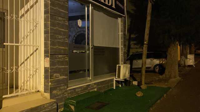 Berberde sıra beklerken husumetlisi tarafından tabancayla vuruldu Berberde sıra beklerken husumetlisi tarafından tabancayla vuruldu