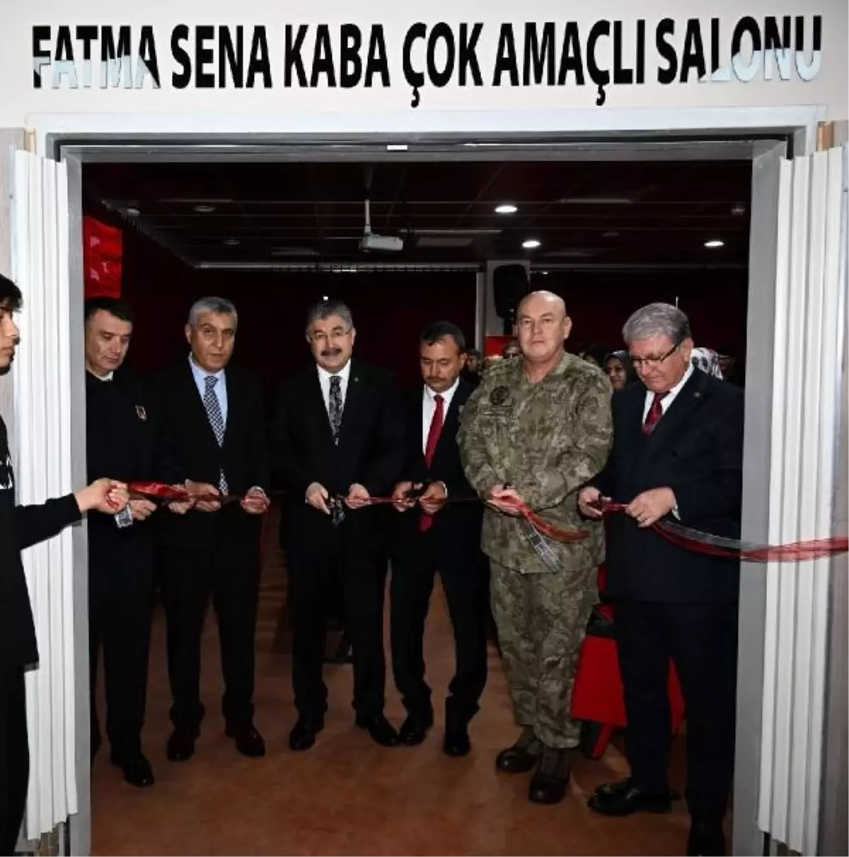 Depremde hayatını kaybeden öğrencinin ismi okul salonuna verildi