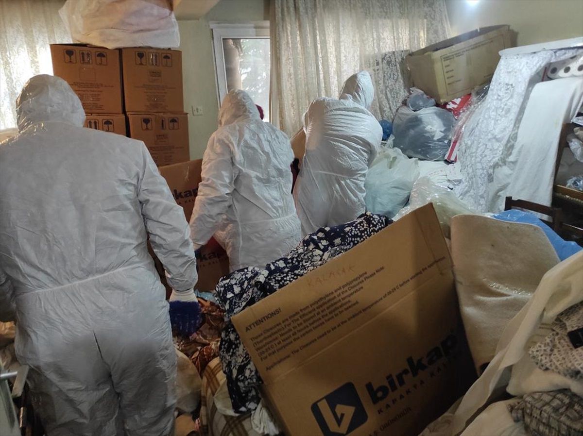 Eskişehir'de belediye ekipleri 'çöp ev'den 45 ton atık çıkardı
